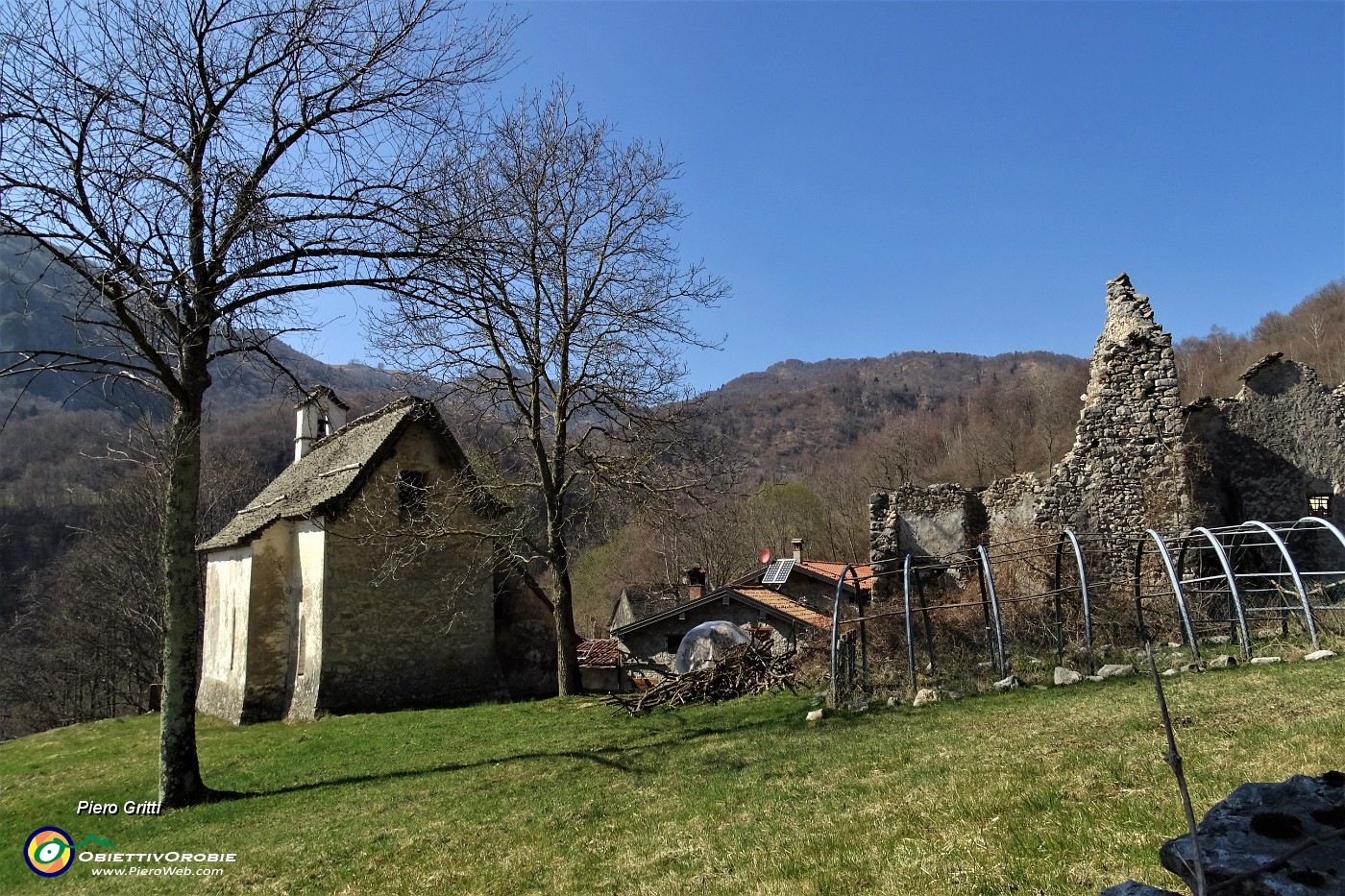 24 Scendo al piccolo antico borgo rurale del Fraggio.JPG